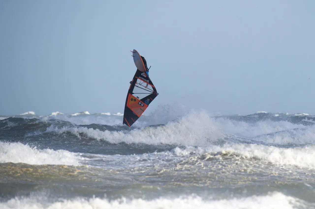 Windsurfer bij 40 knopen zuidwest tijdens het BK Wave 2025