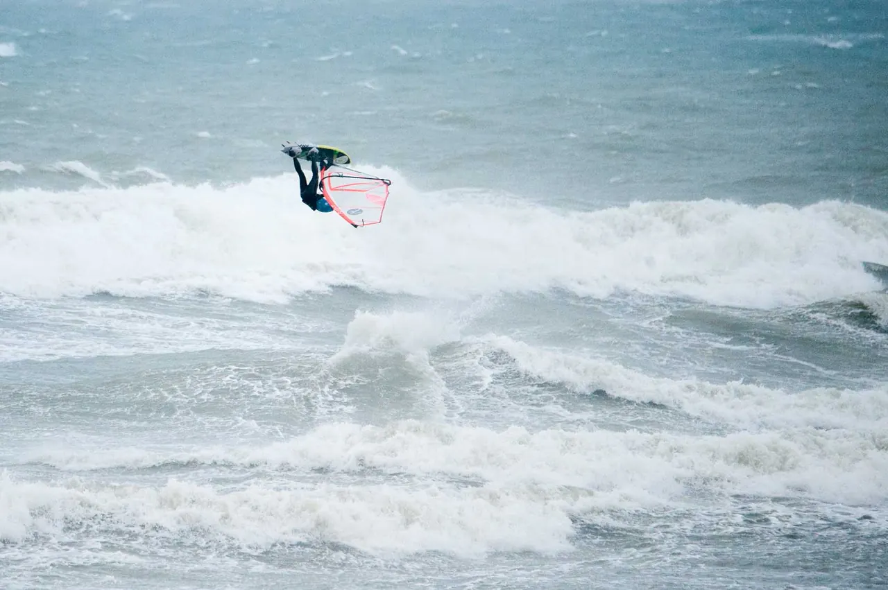 Windsurfer op een golf