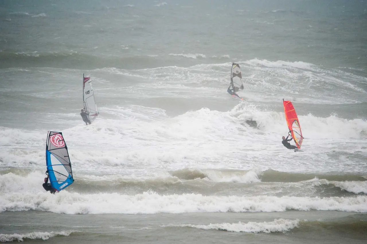 Windsurfer op de golf
