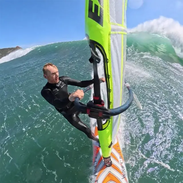 Filip windsurft op een golf, van bovenaf gefotografeerd