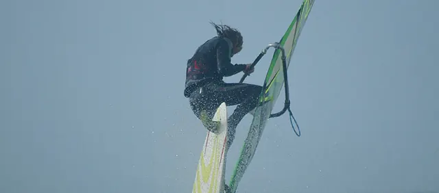 Tom windsurft door de golven