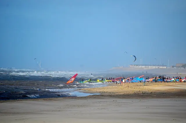 Windsurfers tijdens de wave slalom