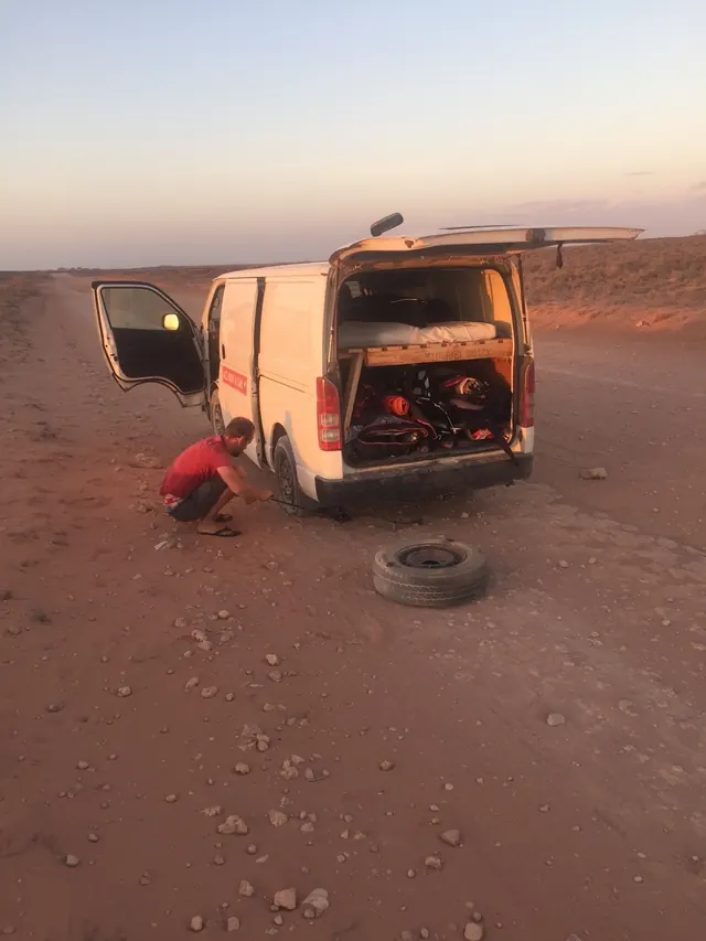 Banden wisselen aan de 4x4 in de woestijn