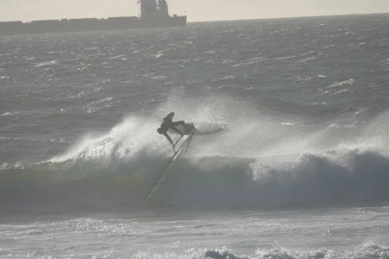 Sprong in de spray bij de havendam