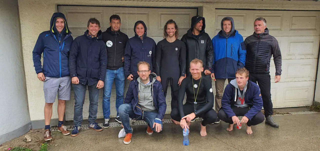 Zicht op de golven met windsurfers