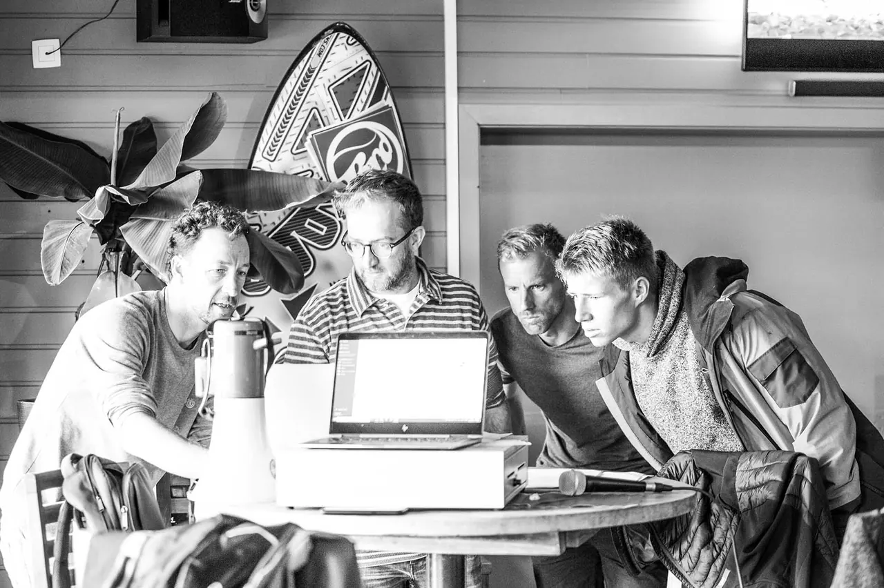 Jury bekijkt de scores op een laptop