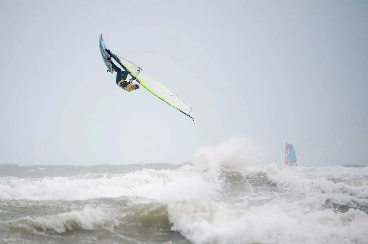 Windsurfer in de branding
