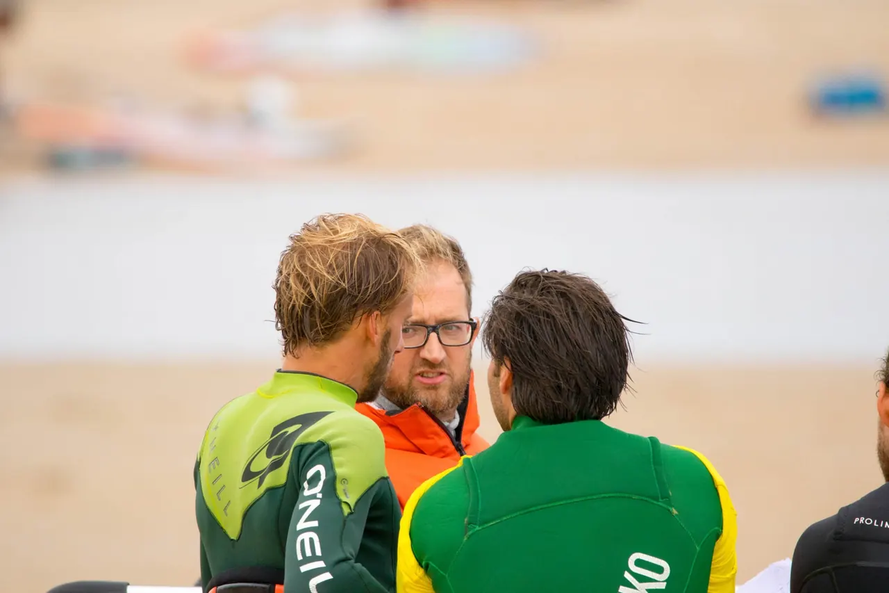 Stijn De Pauw in gesprek op het strand