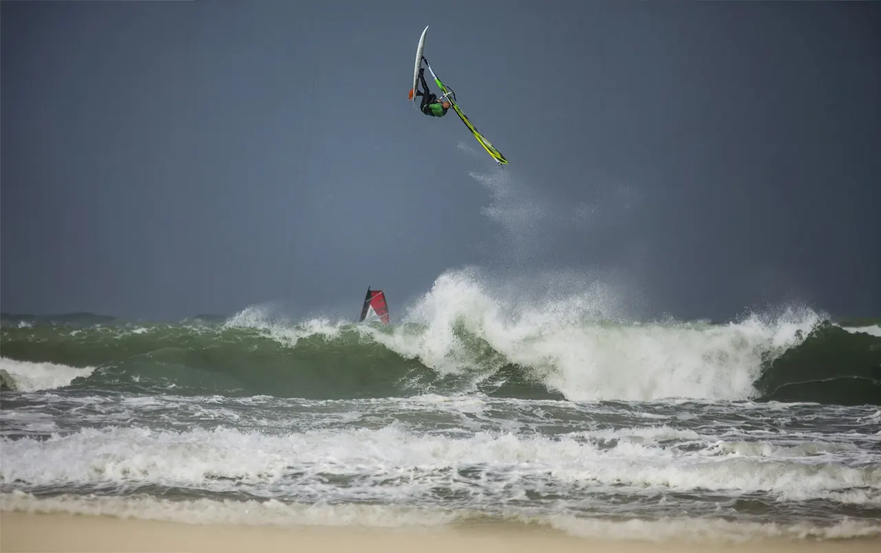 Windsurfer boven een golf