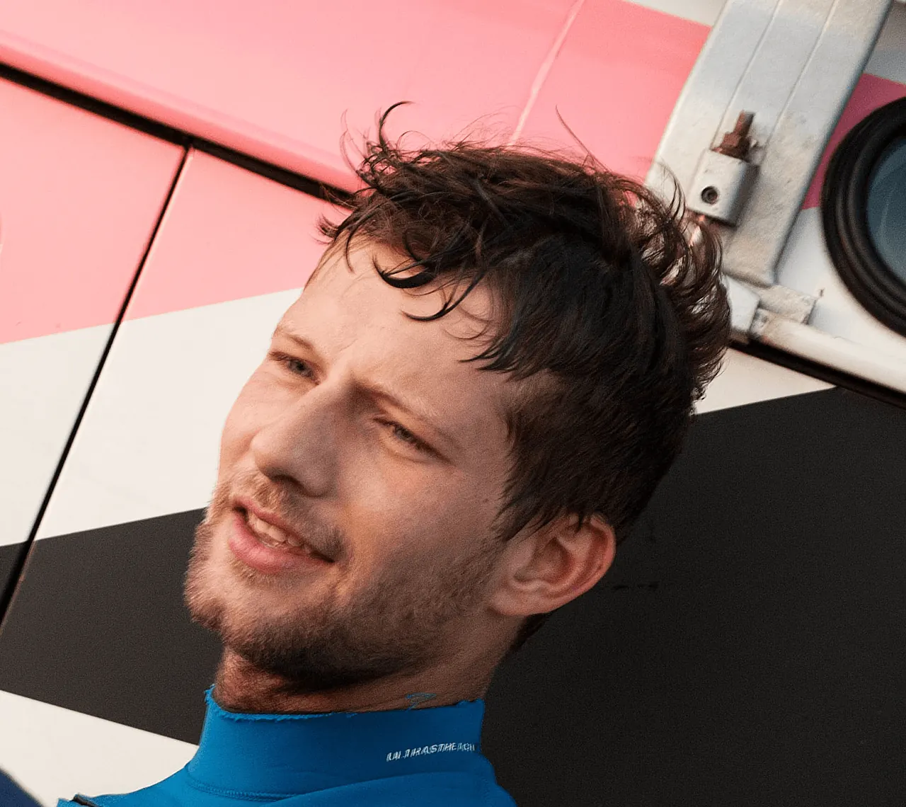 Mathieu Van Raemdonck lachend bij zijn zeil