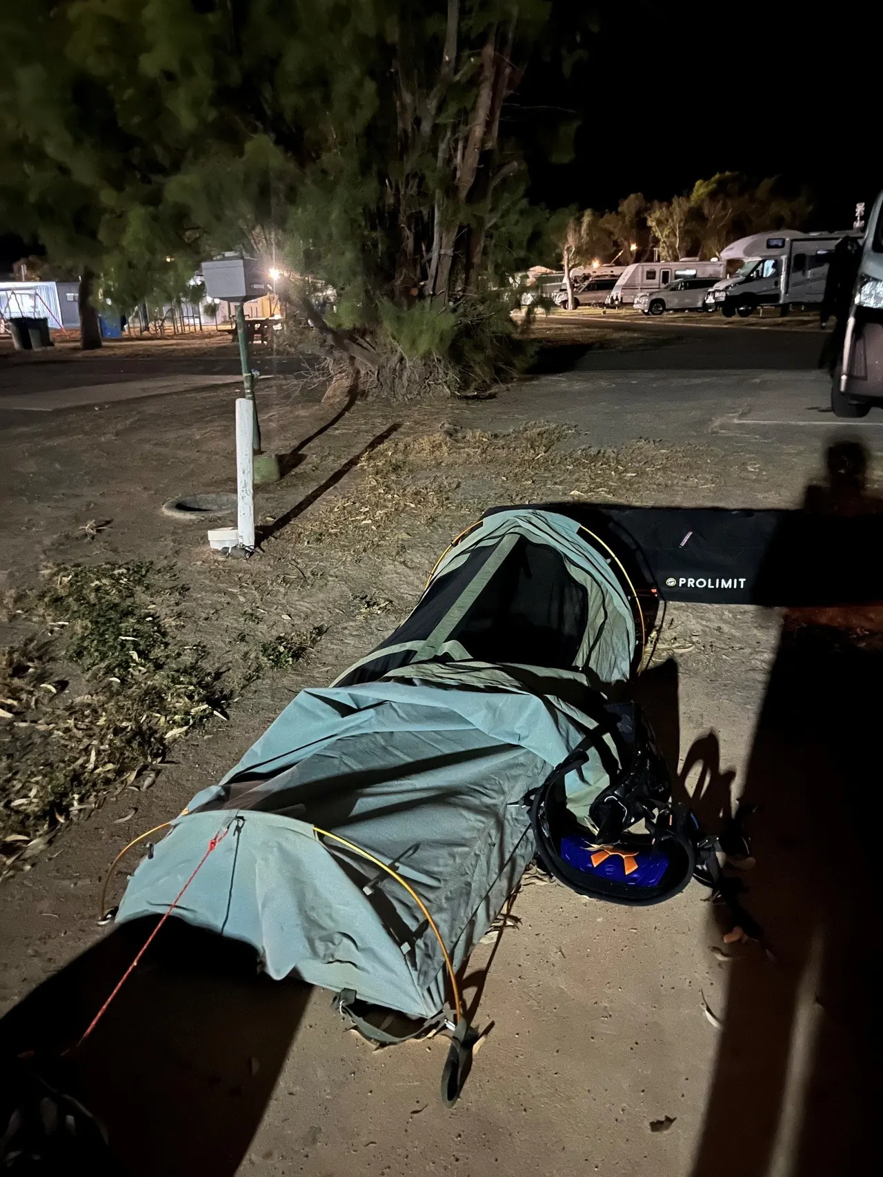 Slaapzak op de grond op de camping