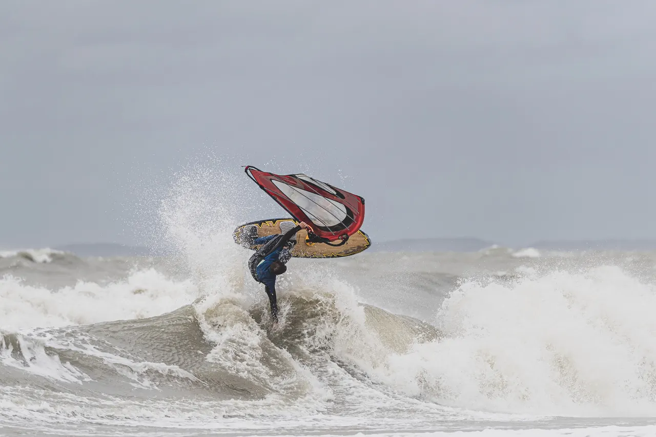 Windsurfer in de shorebreak bij Audresselles